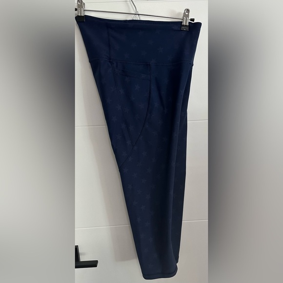 Old Navy Women’s Active Powersoft Crops- Size Large - Picture 3 of 7